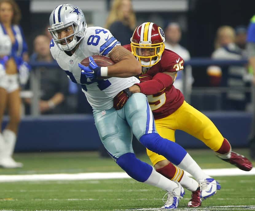 Dallas Cowboys tight end James Hanna (84) makes a catch in front of Washington Redskins...