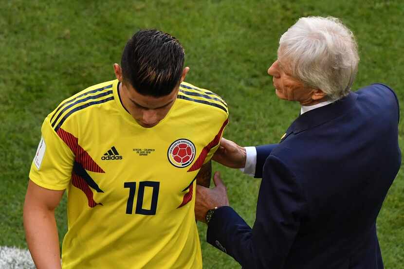 James Rodríguez es consolado por el técnico José Pékerman luego de su salida del partido...