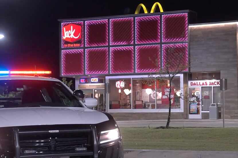 Un hombre recibió un disparo fatal en el drive-thru de Jack in the Box en Far East Dallas el...