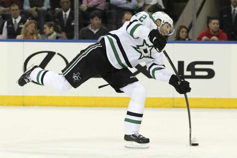 Jan 10, 2014; New York, NY, USA; Dallas Stars right wing Erik Cole (72) takes a shot against...