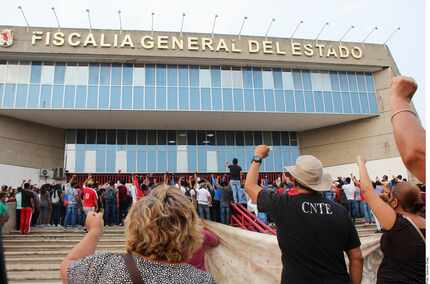 Maestros y padres de familia de 93 estudiantes de la Escuela Normal Mactumactzá, en Tuxtla...