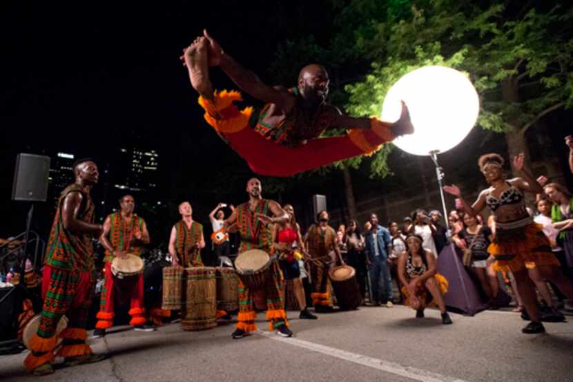 El conjunto de danza Bandan Koro African Drum tocaba en la Arts District Block Party el 16...