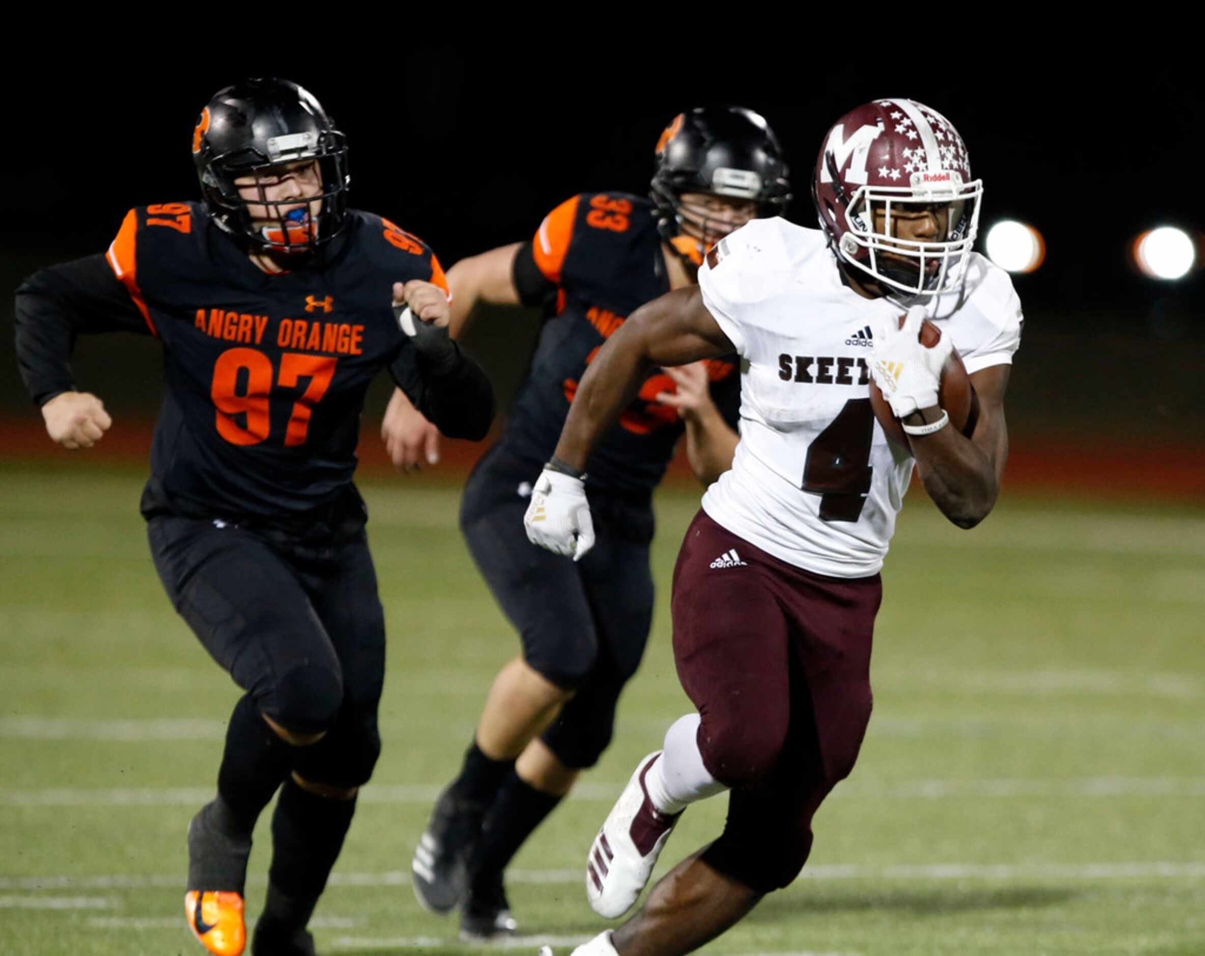 Mesquite's LaDarius Turner (4) breaks away from Mesquite defenders Jack Deapen (97) and...