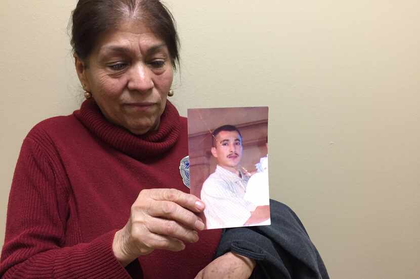 Carmen Ramírez muestra la fotografía de su hijo Julián, con quien no se ha podido comunicar...