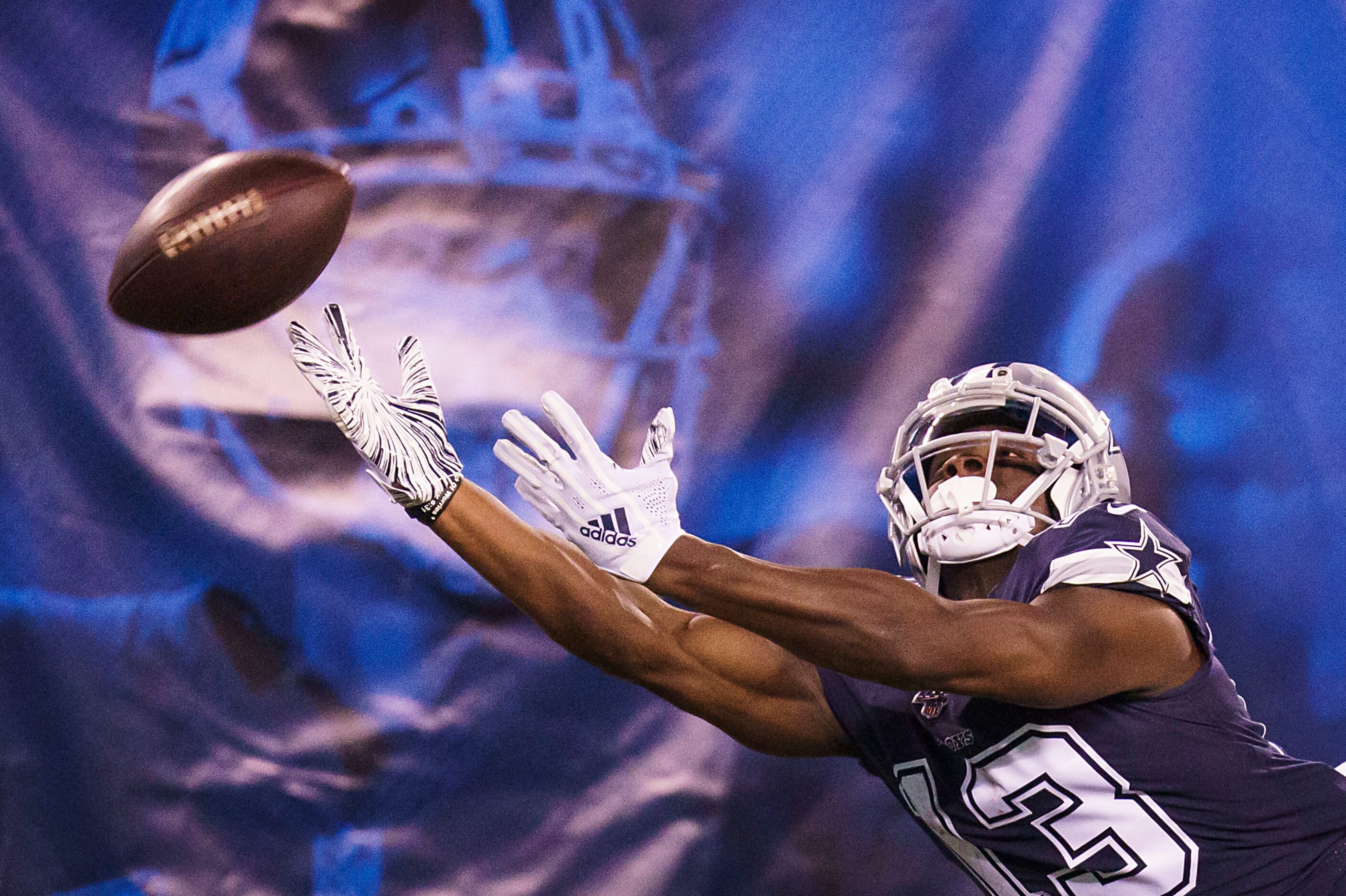 Dallas Cowboys wide receiver Michael Gallup canÕt make a diving catch along the sidelines...