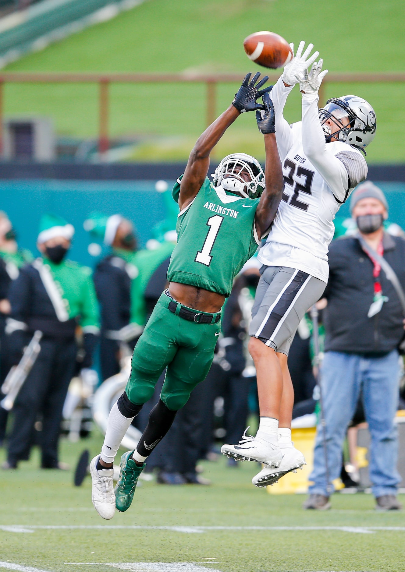 Arlington sophomore wide receiver Jaylen Anderson (1) is unable to catch a pass as Denton...