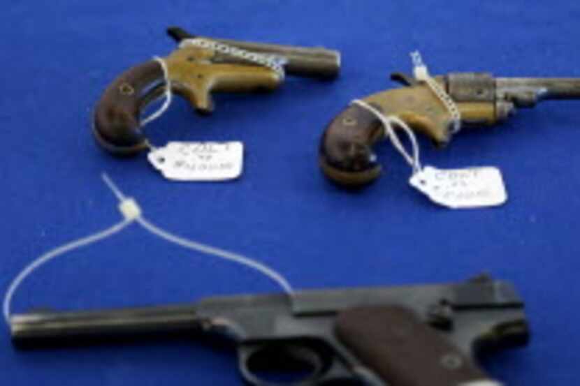 Unas armas antiguas descansan en el Show de Armas y Cuchillos de Dallas. Foto: BRAD LOPER/DMN
