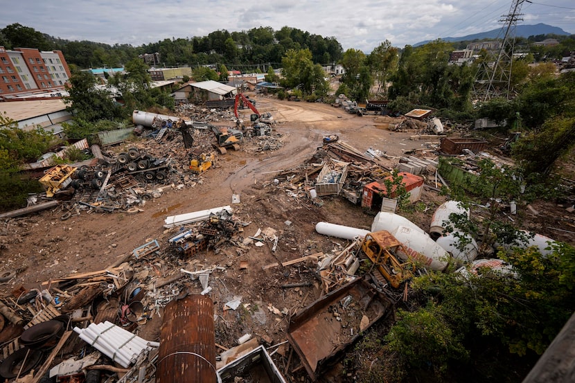 Escombros tras el paso del huracán Helene, el lunes 30 de septiembre de 2024, en Asheville,...