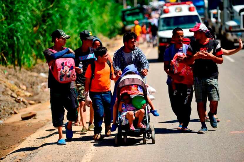 mMigrantes de Honduras caminan en carreteras de Chiapas, en México, en su intento de llegar...