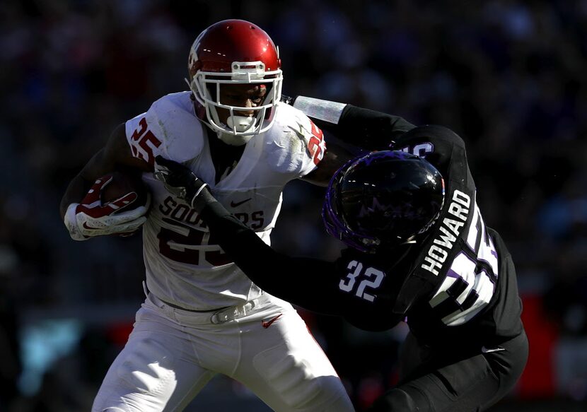 FORT WORTH, TX - OCTOBER 01:  Joe Mixon #25 of the Oklahoma Sooners runs the ball against...