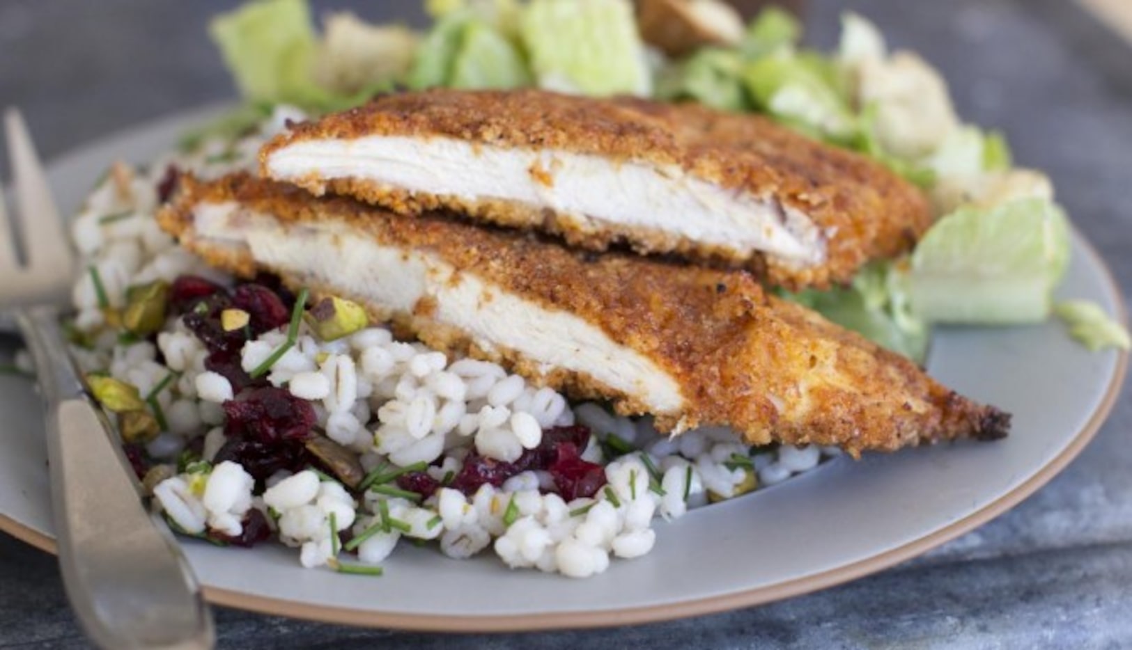 Este pollo empanizado puede hacerse frito o en el horno. Es dulce y picante. (AP/MATTHEW MEAD)
