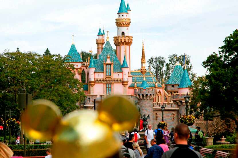 Disneyland canceló esos boletos y está tratando de imprimir nuevas entradas para que los...
