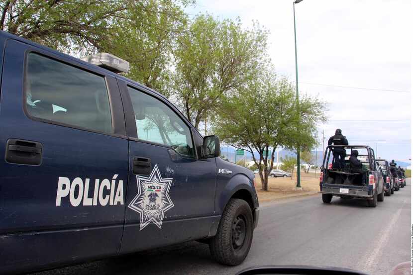 En esta fotografía de archivo se ven a patrullas de la Policía Federal de México en las...
