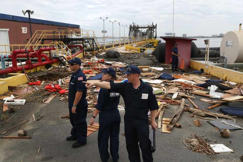 Personal del U.S. Coast Guard examina los daños en San Juan, Puerto Rico tras el Huracán...