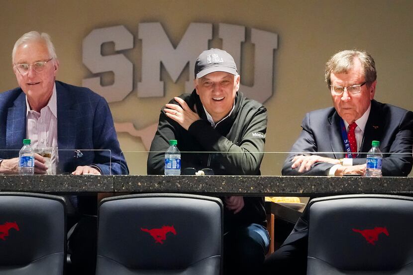 Pac-12 commissioner George Kliavkoff (center) talks with SMU president Gerald Turner (right)...