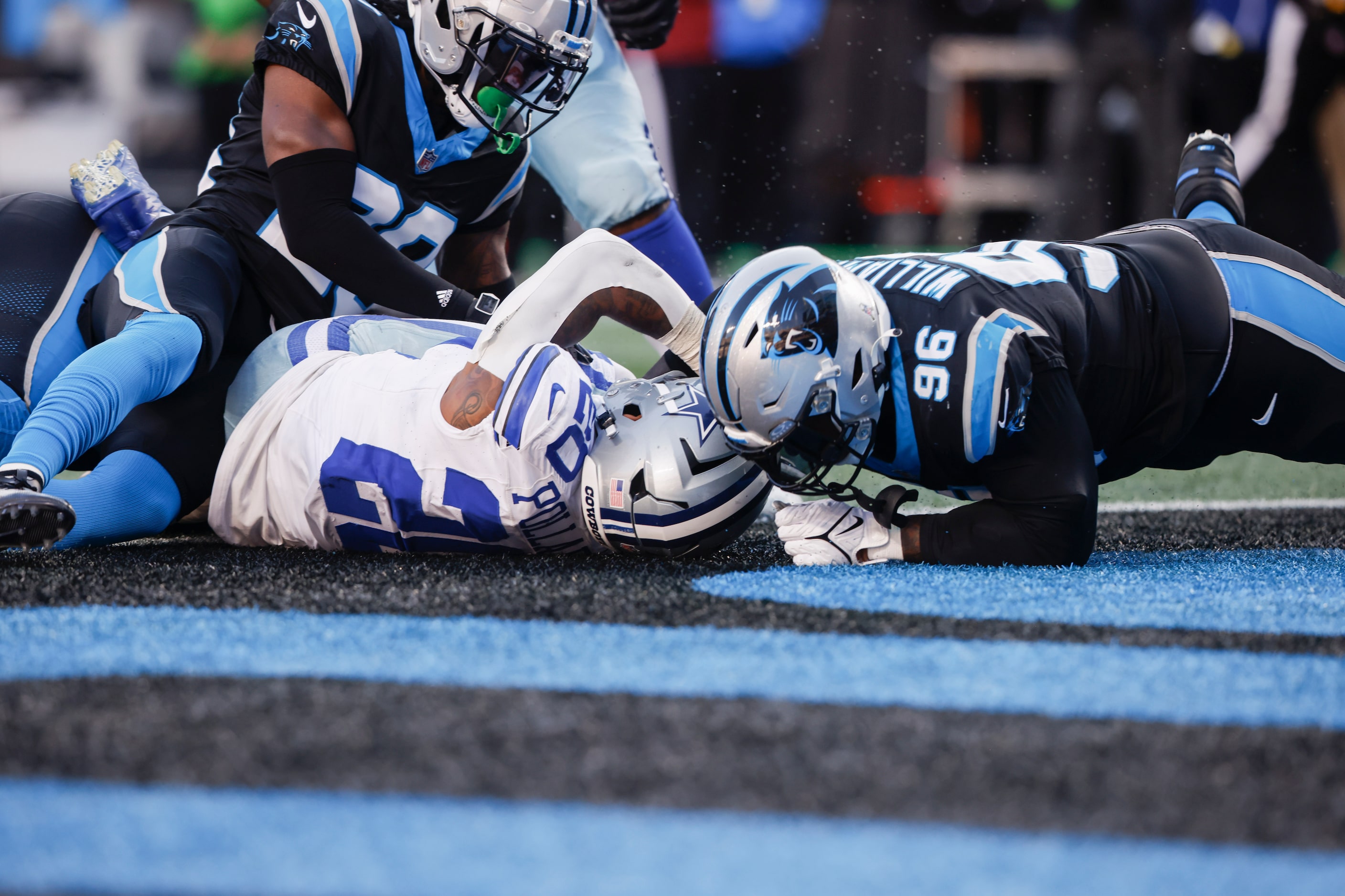 Dallas Cowboys running back Tony Pollard (20) runs up the middle for a touchdown during the...