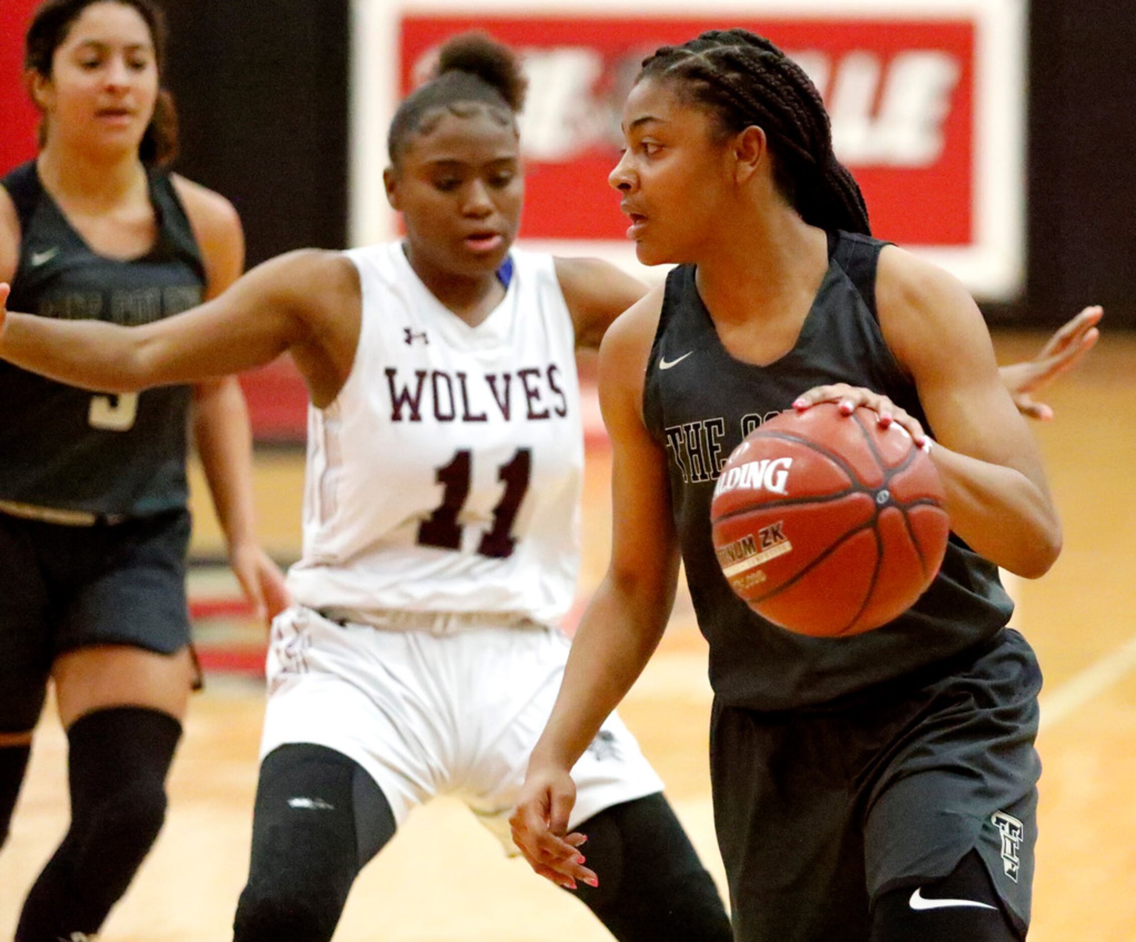 The Colony High School guard Tamia Jones (14) sets up the offense while Timberview High...