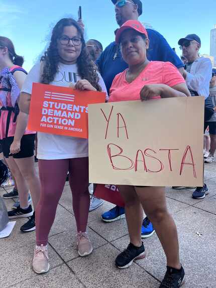 Violeta Segura y su hija Joselyne, asistieron a la protesta de March Four Our Lives en...