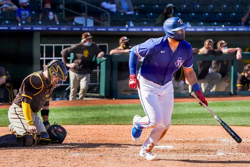 El jugador de los Rangers de Texas, Joey Gallo, conecta un cuadrangular productor de tres...