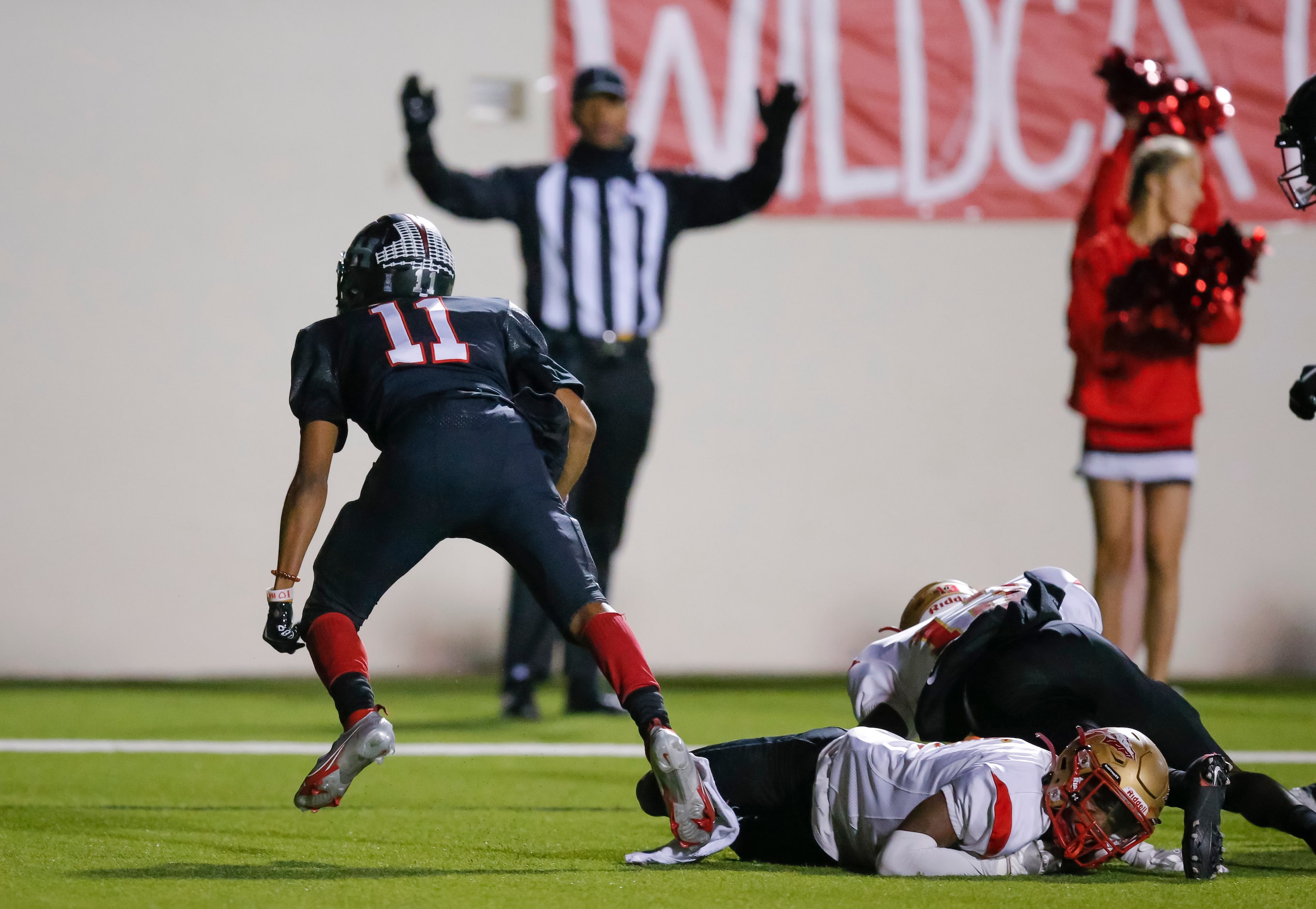 Lake Highlands junior wide receiver Shamar Donaldson (11) scores a touchdown during the...