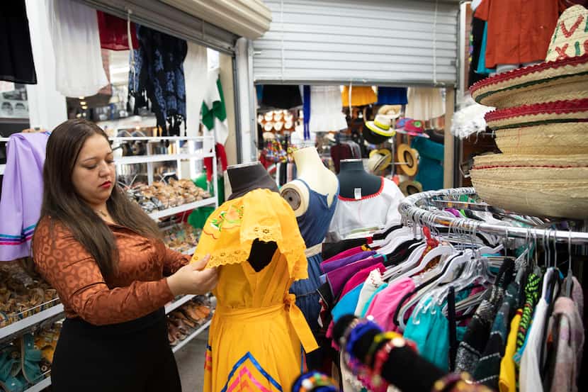 Reyna Jaimez, dueña de M&J Children Varieties en el Bargin City Bazaar en Dallas, Texas, el...