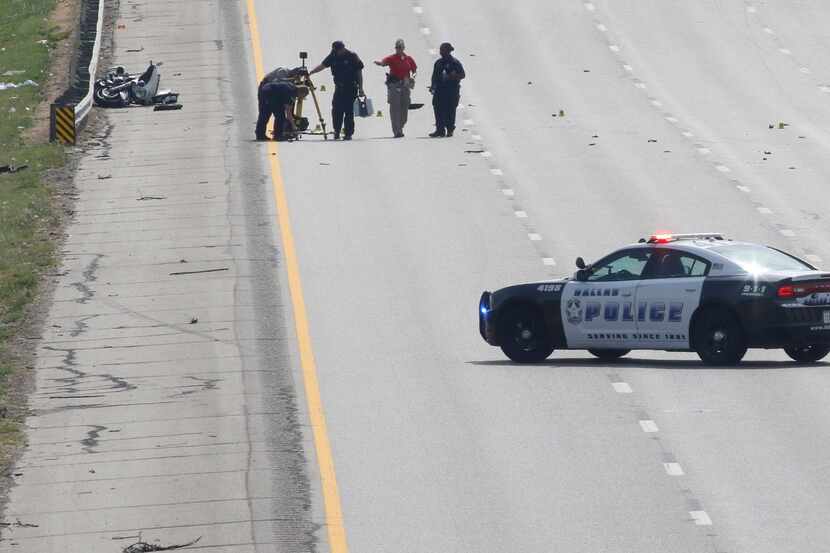 Un agente de la Policía de Dallas fue arrollado por un conductor el sábado por la mañana en...