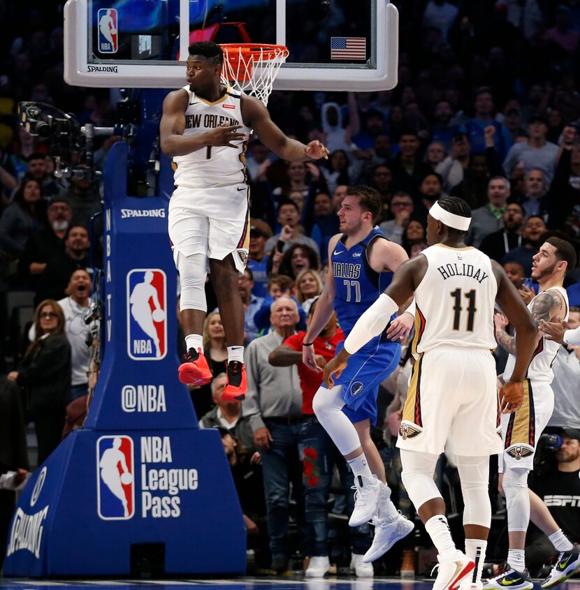 New Orleans Pelicans forward Zion Williamson (1) looks back at a pass that Dallas Mavericks...