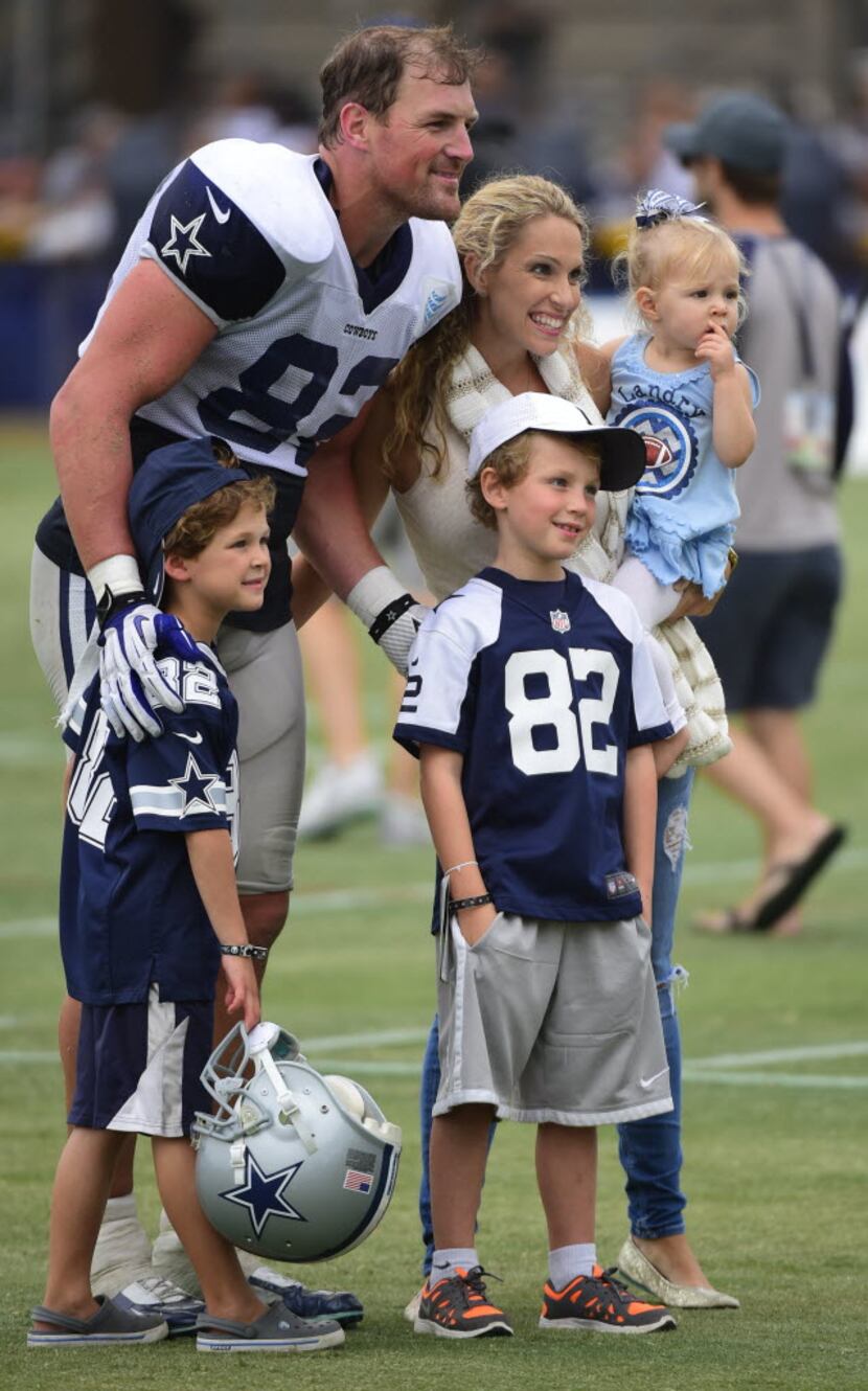 Jason Witten poses with his family after an afternoon practice in Oxnard, CA, on Aug 9, 2014.
