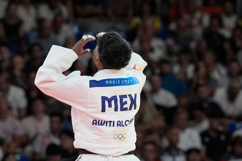 Prisca Awiti Alcaraz celebra su pase a semifinales al vencer a la austríaca Lubjana...