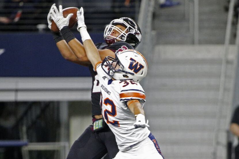 Wylie's Tyrell (3) catches a touchdown pass over Frisco Wakeland's Alex Lazar (31) at AT&T...