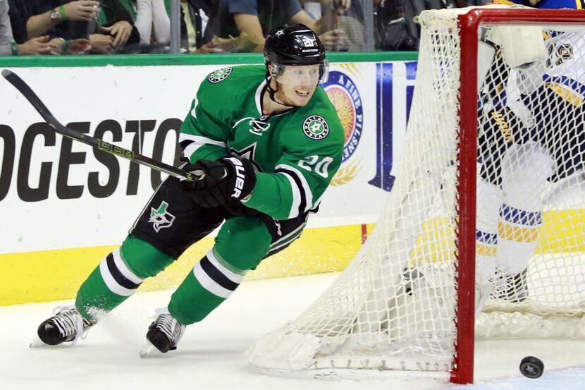 Dallas Stars center Cody Eakin (20) circles the back of the net looking for the puck in the...