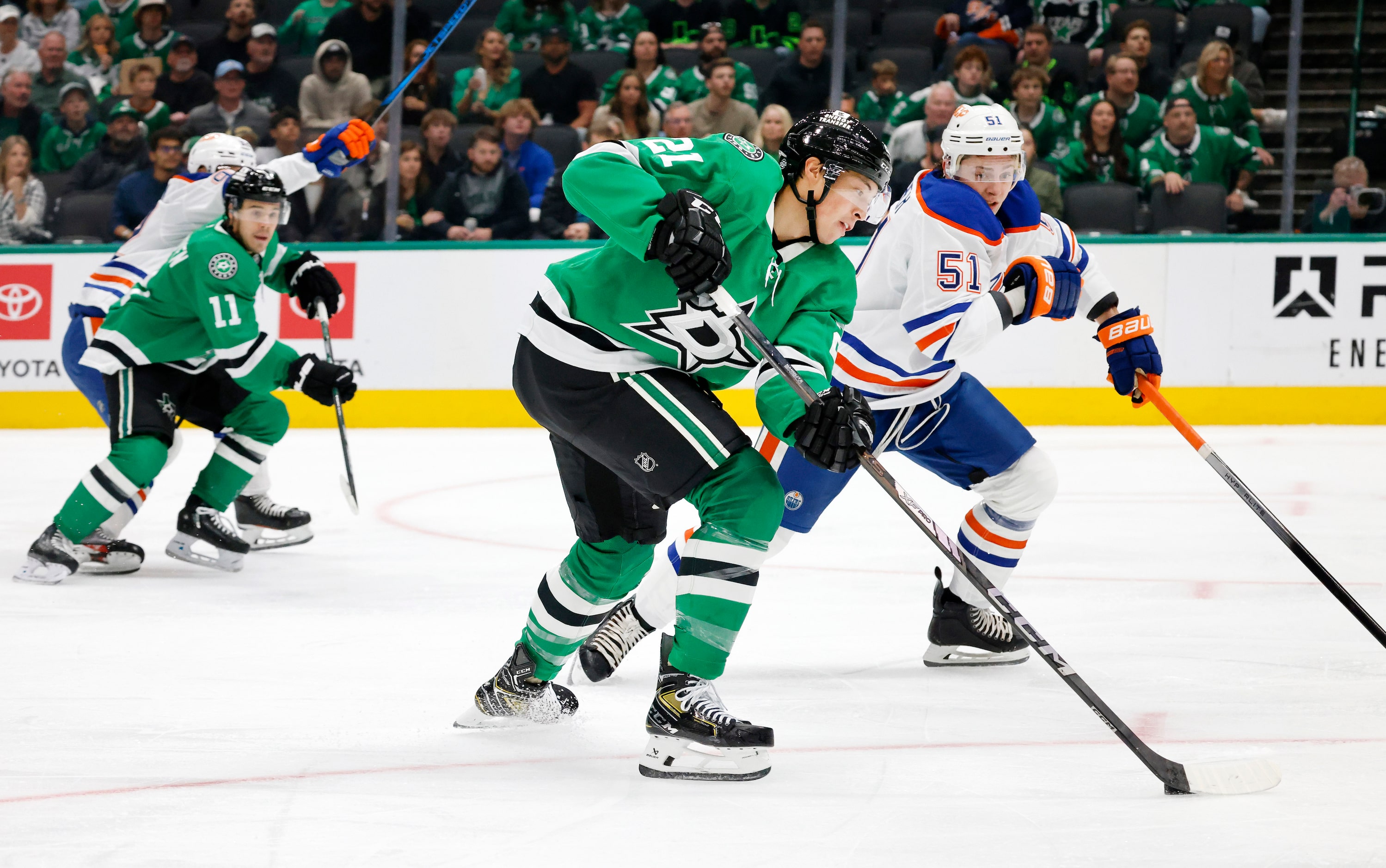 Dallas Stars left wing Jason Robertson (21) weaves his way past Edmonton Oilers defenseman...