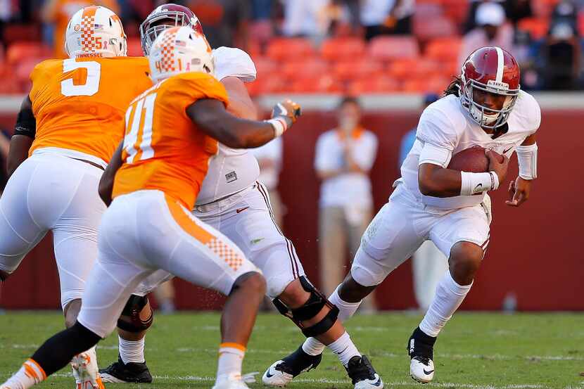 KNOXVILLE, TN - OCTOBER 15:  Jalen Hurts #2 of the Alabama Crimson Tide rushes against the...