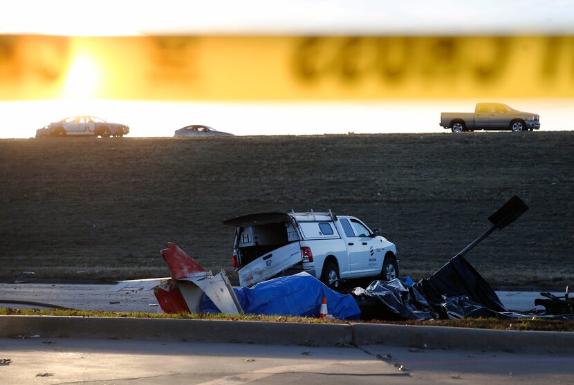 La camioneta impactada por la avioneta cerca de la intersección de Mayfield Road y el...