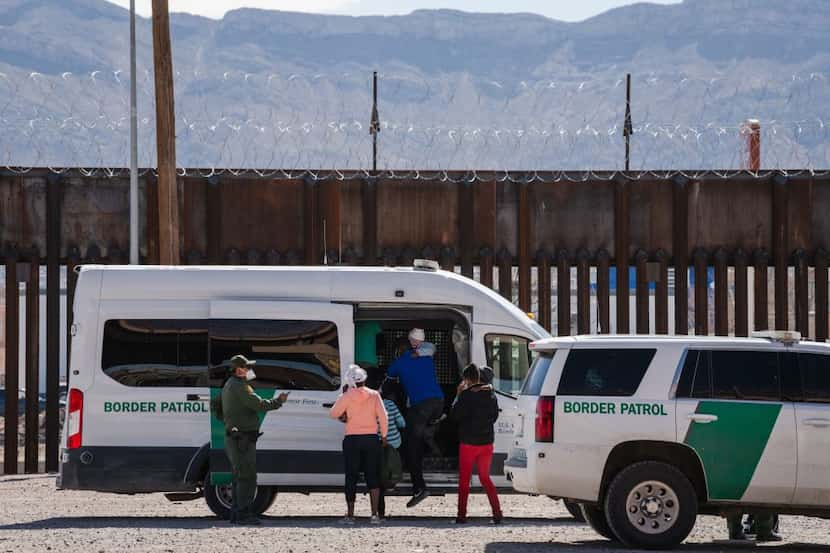 Agentes de la Patrulla Fronteriza interceptan a un grupo de migrantes que intentaban llegar...