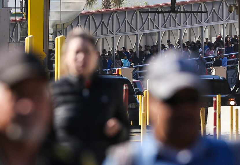 Filas de personas que buscan cruzar de Ciudad Juárez a El Paso por el Puente Internacional...