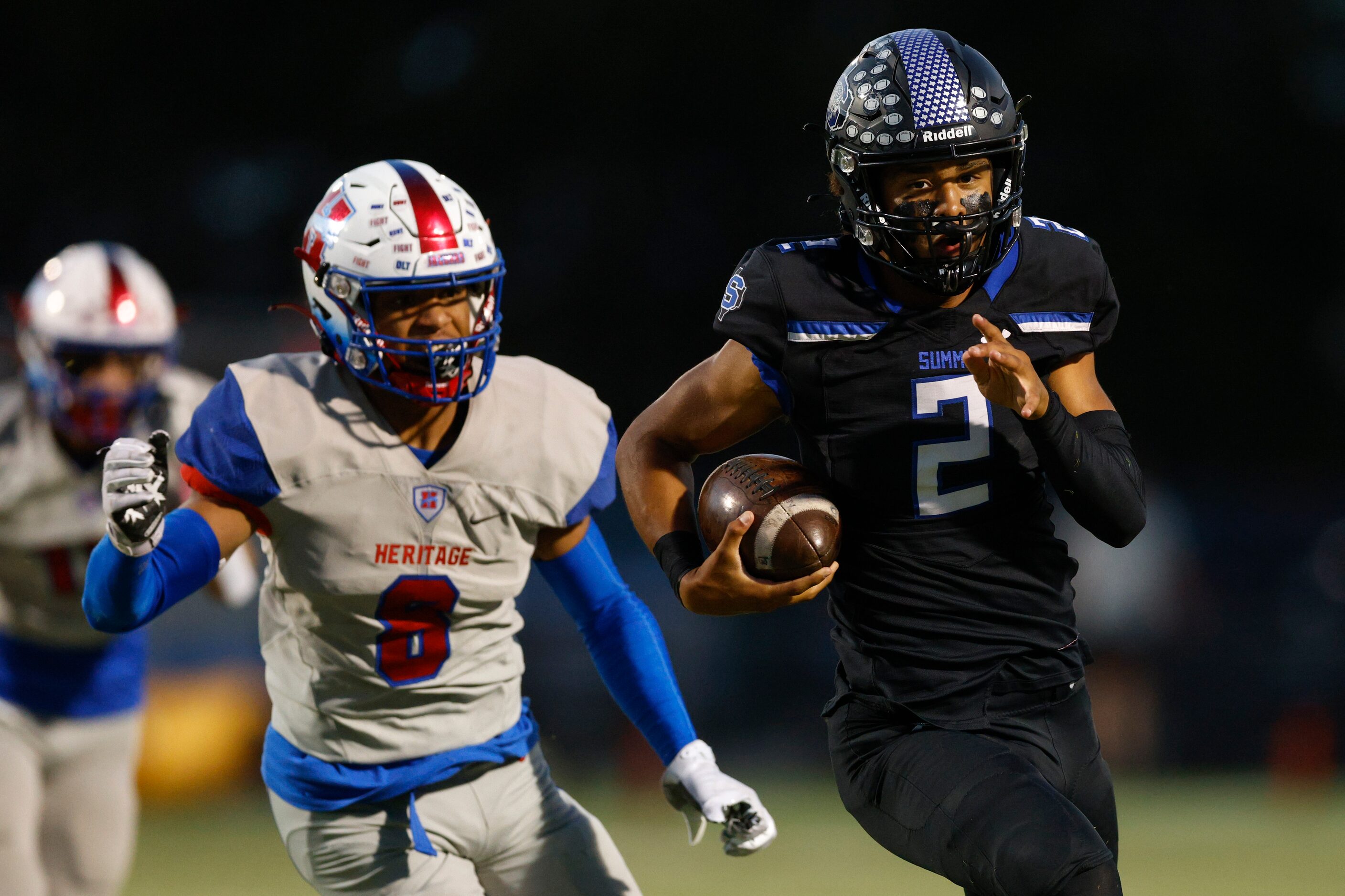 Mansfield Summit quarterback Joseph Williams (2) runs for a 22 yard touchdown ahead of...