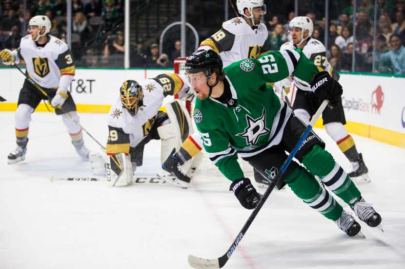 Dallas Stars right wing Brett Ritchie (25) rounds the corner during the first period of an...