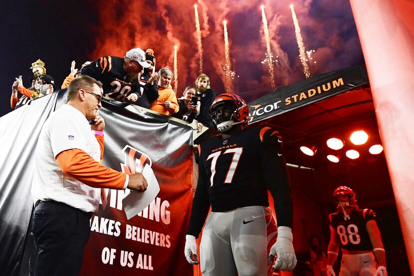 Cincinnati Bengals guard Hakeem Adeniji (77) prepares to take the field before an NFL...