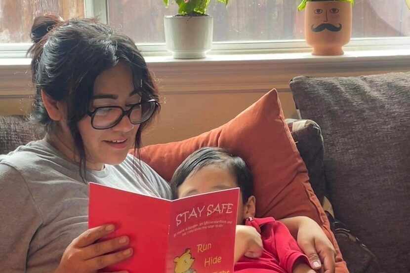 Cindy Campos lee "Stay Safe" a su hijo de 5 años, en Dallas. El libro aconseja a los niños...
