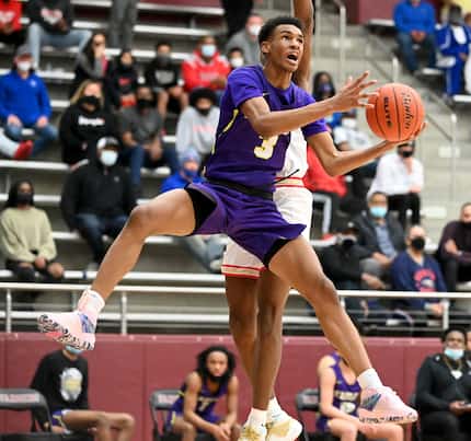 Richardson’s Rylan Griffen goes to the basket in front of South Grand Prairie’s Jaden...