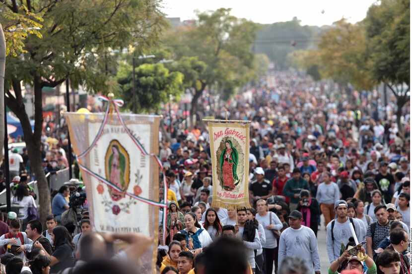 Miles de personas caminan hacia la Basílica de Guadalupe en Ciudad de México el 12 de diciembre