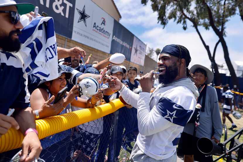 Dallas Cowboys running back Ezekiel Elliott (21) signs autographs for fans following the...