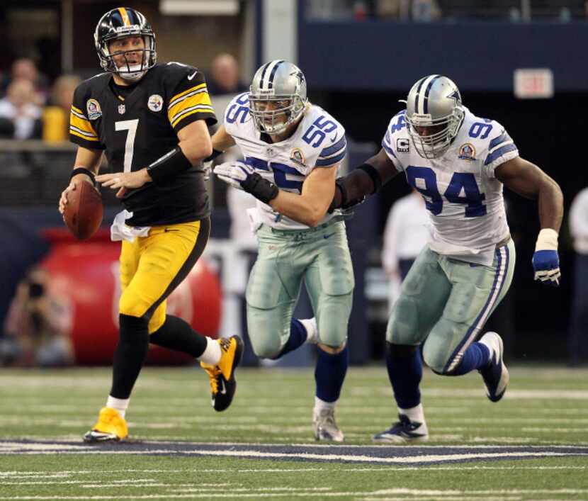 Pittsburgh Steelers quarterback Ben Roethlisberger (7) eludes Dallas Cowboys outside...