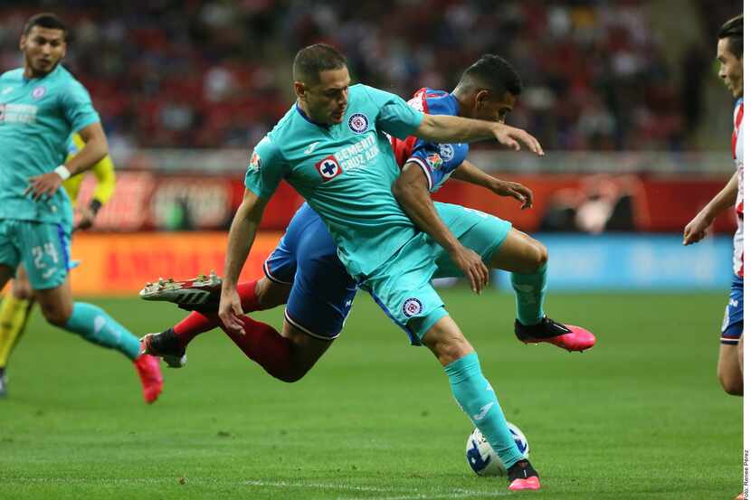 Cruz Azul sacó polémico triunfo ante Chivas en el Estadio Akron de Guadalajara.