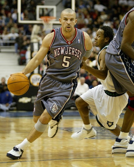 New Jersey Nets guard Jason Kidd (5) drives around a pick by teammate Dikembe Mutombo...