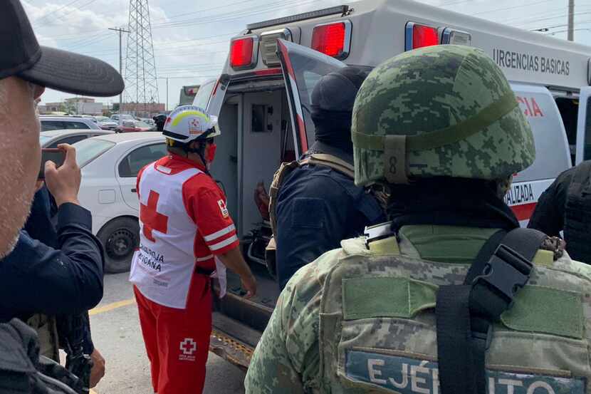 Un trabajador de la Cruz Roja cierra la puerta de una ambulancia que transporta a dos...