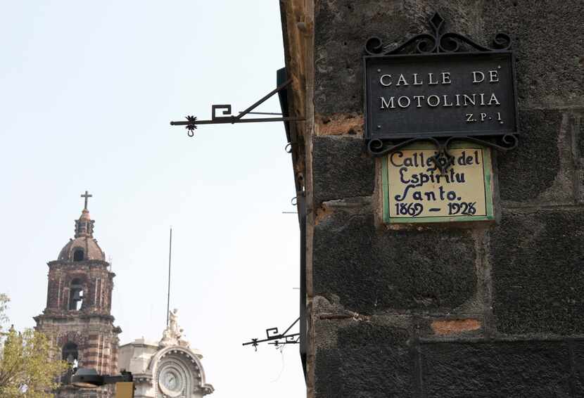 A reminder of the original street name for Motolinia Street reads in Spanish: "Holy Spirit...