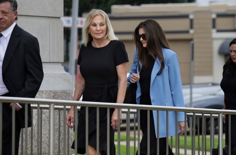 Cynthia Davis, center left, and her daughter Alexandra Davis walk into the federal...