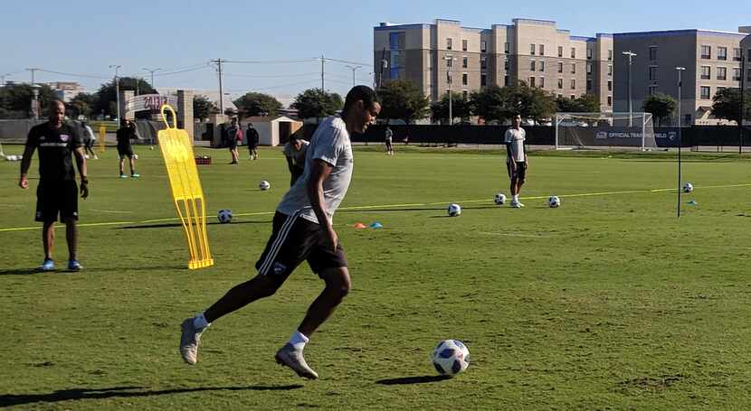 Tesho Akindele prepares to hit a cross in FC Dallas training. (9-27-18)